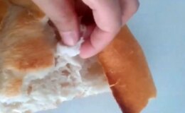 Ekmeğin içinden çıkanı gören vatandaş hemen telefona sarıldı