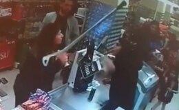 İkinci kasanın açılmamasına öfkelenen kadın, kasiyere koltuk değneğiyle saldırdı