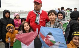 Üsküdar’da, Filistin’de ölen çocukların isimleri uçurtmaya bağlanarak uçuruldu