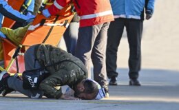 Gazzeden Türkiye’ye getirilen adam uçaktan iner inmez secde etti