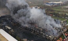 Kocaeli’de lojistik deposunda çıkan yangın 8 saat sonra kontrol altına alındı! Malzemelerin tümü küle döndü