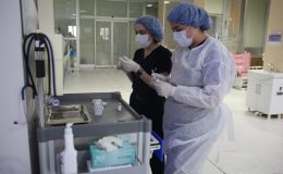 Yenidoğan yoğun bakım hemşireleri minik kalplerin hayata tutunması için çabalıyor