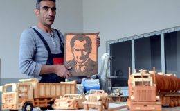Ahşap ustasının okul atölyesinde yaptığı ürünler öğrenciler yararına satılıyor