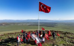 Kars’ta dağcılar 19 Mayıs’ı 2 bin 254 rakımlı Yahni Dağı’nın zirvesinde kutladı