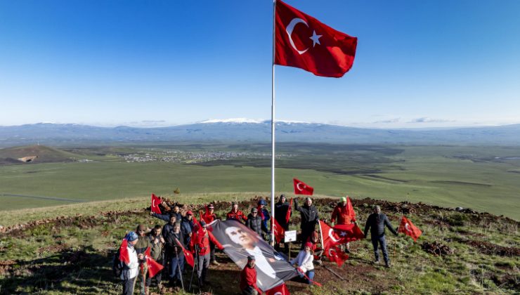 Kars’ta dağcılar 19 Mayıs’ı 2 bin 254 rakımlı Yahni Dağı’nın zirvesinde kutladı