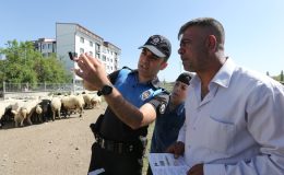 Kars polisi, hayvan pazarlarındaki satıcılara “sahte para”yı uygulamalı anlatıyor