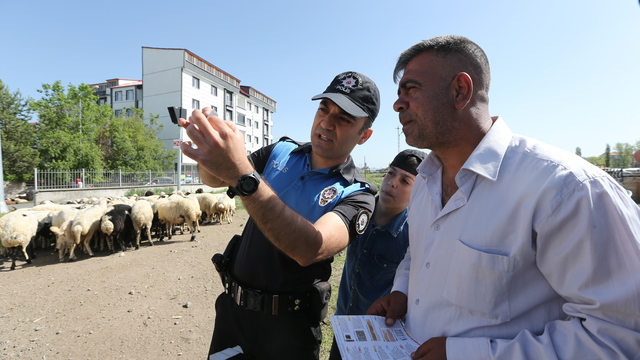 Kars polisi, hayvan pazarlarındaki satıcılara “sahte para”yı uygulamalı anlatıyor