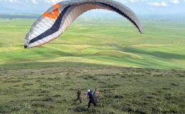 Kars’ta paraşüt eğitimini tamamlayan pilotlar uçuş yaptı