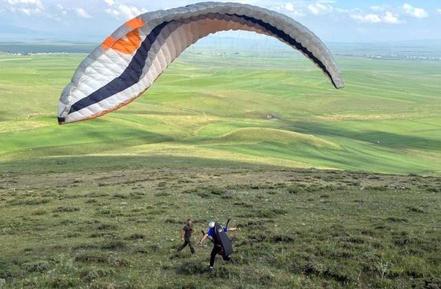 Kars’ta paraşüt eğitimini tamamlayan pilotlar uçuş yaptı