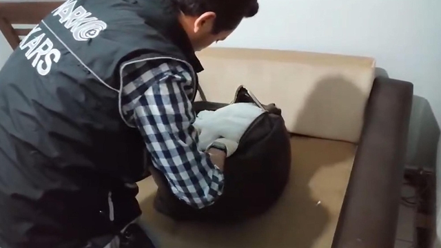 Kanepe yastığından 776 adet sahte 50 TL’lik banknot ve uyuşturucu çıktı