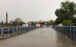 Kars’ta fırtına ve sağanak; Yollar göle döndü, ağaç devrildi, kopan elektrik kablosunun temas ettiği 2 inek öldü
