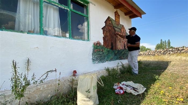 Ani Ören Yeri’ndeki yapıları evinin duvarına çizdi
