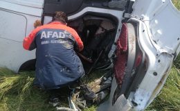 Kars’ta devrilen tırda sıkışan sürücüyü ekipler kurtardı