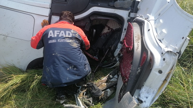 Kars’ta devrilen tırda sıkışan sürücüyü ekipler kurtardı