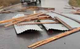 Kars’ta hortum evlerin çatılarını uçurdu