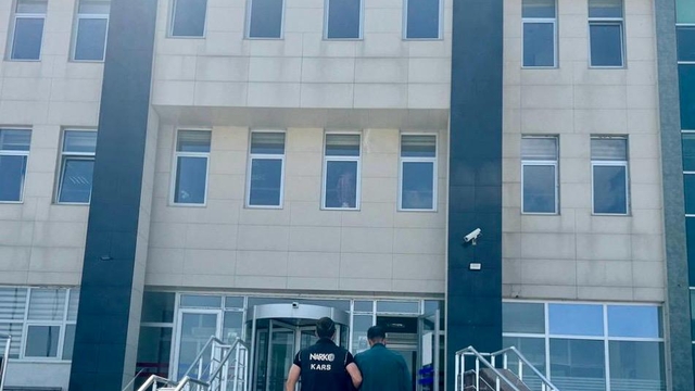 Kars’ta sokak satıcılarına yönelik uyuşturucu operasyonunda 2 zanlı tutuklandı