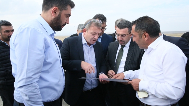 Kars’ın köy yolları sıkıştırılmış betonla yenileniyor