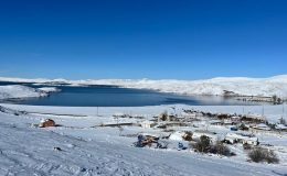 Çıldır Gölü’ne mevsimin ilk karı düştü; işletmeler sezon hazırlıklarını hızlandırdı