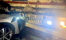 Kars’ta tıra arkadan çarpan otomobildeki 1 kişi yaralandı