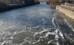 Kars Çayı soğuk hava nedeniyle kısmen buzla kaplandı