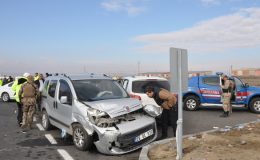 Kars’ta hafif ticari araç ile otomobil çarpıştı, 1’i çocuk 4 kişi yaralandı