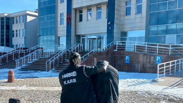 Kars’ta yolcu otobüsünde uyuşturucuyla yakalanan zanlı tutuklandı