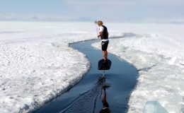 Buz kaplı Çıldır Gölü’nde nefes kesen sörf gösterisi