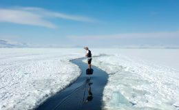 Buzla kaplı Çıldır Gölü’nde Süleyman Atlı, sörf ve cross motor gösterisi yaptı