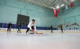 Digor’da çocuklar curlingle tanışıyor