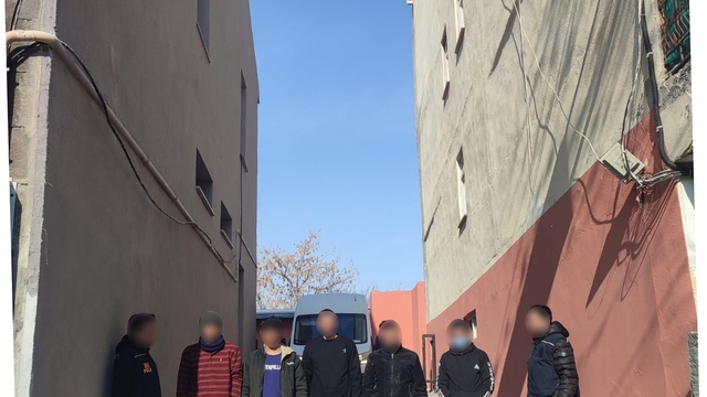 Kars’ta Afganistan uyruklu 5 düzensiz göçmen sahte pasaportla yakalandı