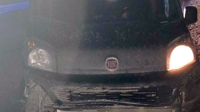 Kars’ta bariyere çarpan hafif ticari araçtaki 2 kişi yaralandı