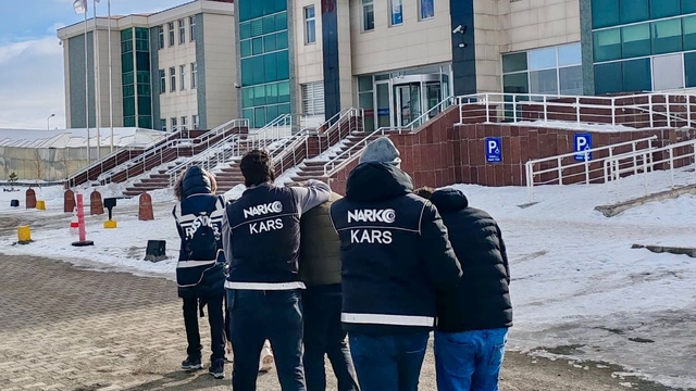 Kars’ta iç organlarında uyuşturucu bulunan İran uyruklu 3 kişi tutuklandı