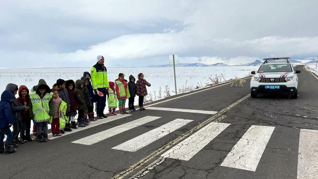 Kars’ta, jandarmadan köylerdeki ilkokul öğrencilerine uygulamalı trafik eğitimi