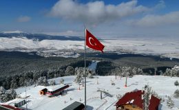 Sarıkamış Kayak Merkezi’nde kayak keyfi sürüyor