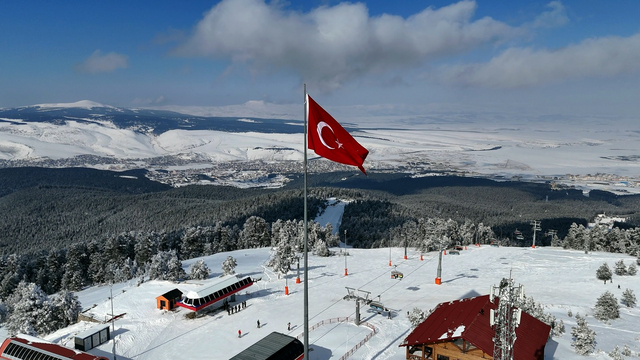 Sarıkamış Kayak Merkezi’nde kayak keyfi sürüyor