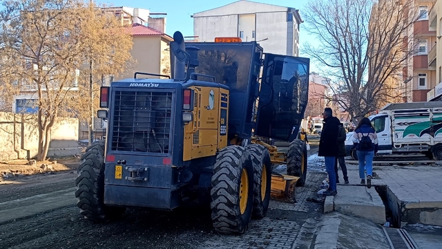 Kağızman’da bozulan yollar onarılıyor