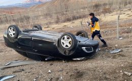 Kars’ta şarampole devrilen otomobildeki 5 kişi yaralandı