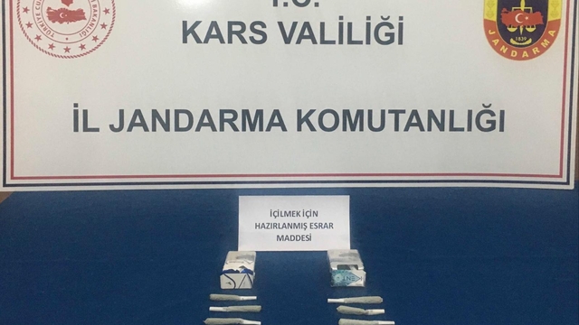 Kars’ta sigara paketinde uyuşturucu saklayan İran uyruklu şüpheli yakalandı