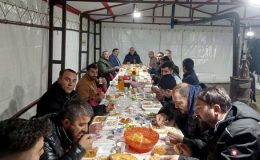 Sarıkamış Belediyesi, yatalak, hasta ve çadıra gelemeyeceklerin iftar yemeğini evlerine götürüyor