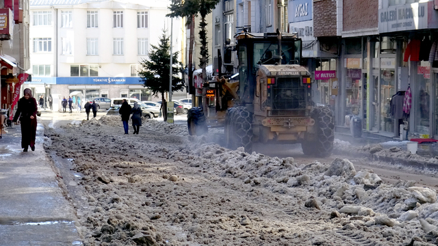 Sarıkamış’ta tehlike saçan kar ve buzlar ilçe dışına taşınıyor