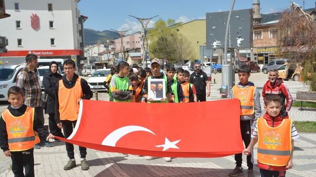Bursa’daki otel yangınında hayatını kaybeden kayakçı Usta ailesi, Kars’ta anıldı