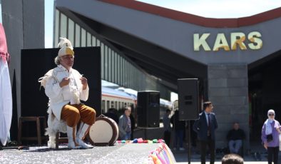 Devlet Tiyatrolarının raylar üzerindeki tiyatrosu “Vagon Sahne” Kars’ta çocuklarla buluştu