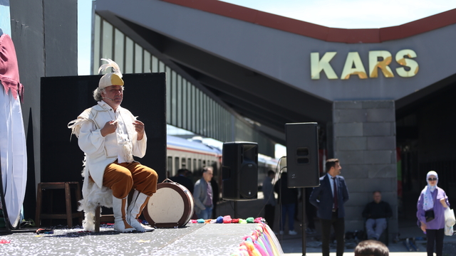 Devlet Tiyatrolarının raylar üzerindeki tiyatrosu “Vagon Sahne” Kars’ta çocuklarla buluştu