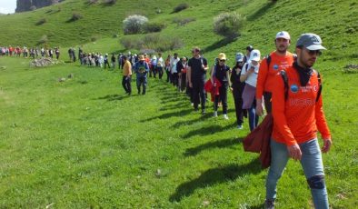 Kars’ta doğaseverler 14 kilometre yürüyüş yaparak Kağızman’ın güzelliklerini keşfetti