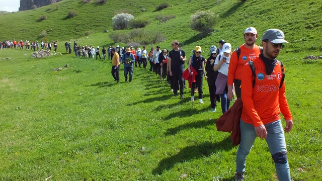 Kars’ta doğaseverler 14 kilometre yürüyüş yaparak Kağızman’ın güzelliklerini keşfetti