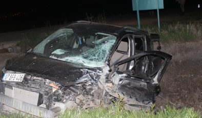 Kars’ta iki hafif ticari aracın çarpıştığı kazada 1 kişi öldü, 4 kişi yaralandı