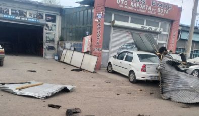 Kars’ta rüzgar nedeniyle 2 iş yerinin çatısı uçtu, 1 araç zarar gördü