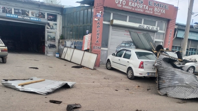 Kars’ta rüzgar nedeniyle 2 iş yerinin çatısı uçtu, 1 araç zarar gördü
