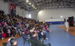 Kars’ta “Vagon Sahne Projesi” kapsamında “Misafir” adlı tiyatro oyunu sahnelendi