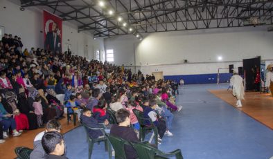 Kars’ta “Vagon Sahne Projesi” kapsamında “Misafir” adlı tiyatro oyunu sahnelendi